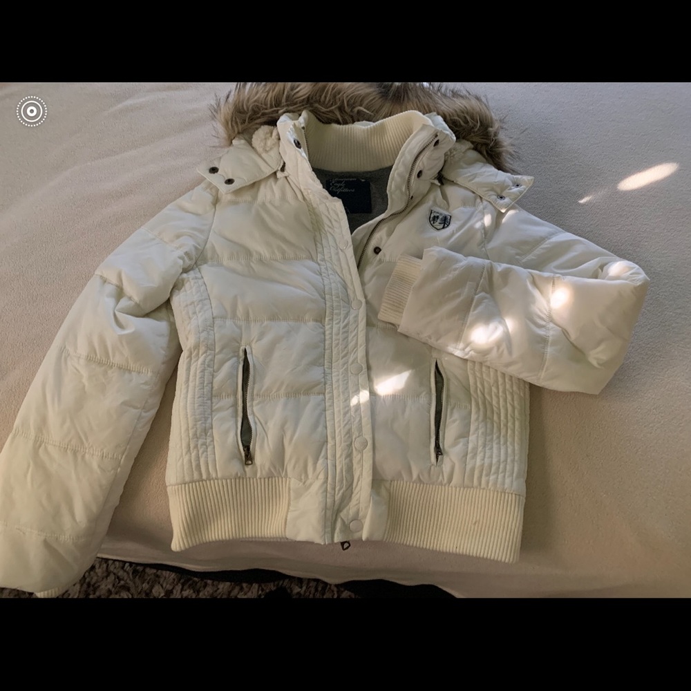 American Eagle women’s white puffer jacket